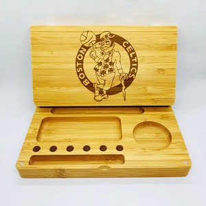 Squadra di calcio Vassoio da rotolamento in bambù inciso a laser fatto a mano Stile Backflip magnetico Personalizzato Regalo personalizzato Uomo Donna Custodia per scatola