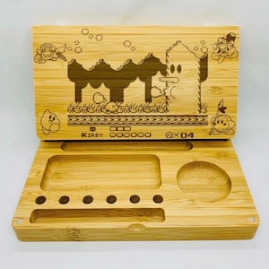 Videogioco classico, vassoio di rotolamento in bambù inciso al laser fatto a mano Stile backflip magnetico Regalo personalizzato personalizzato Uomo Donna Custodia per scatola di scorta