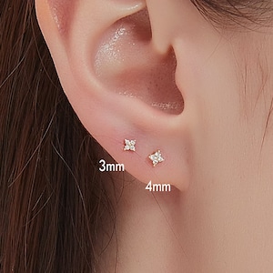Clous d'oreilles fleur cz, clous d'oreilles Dainty Clous d'oreilles fleur, clou d'oreille en argent sterling, petit clou en or - (PAIRE)