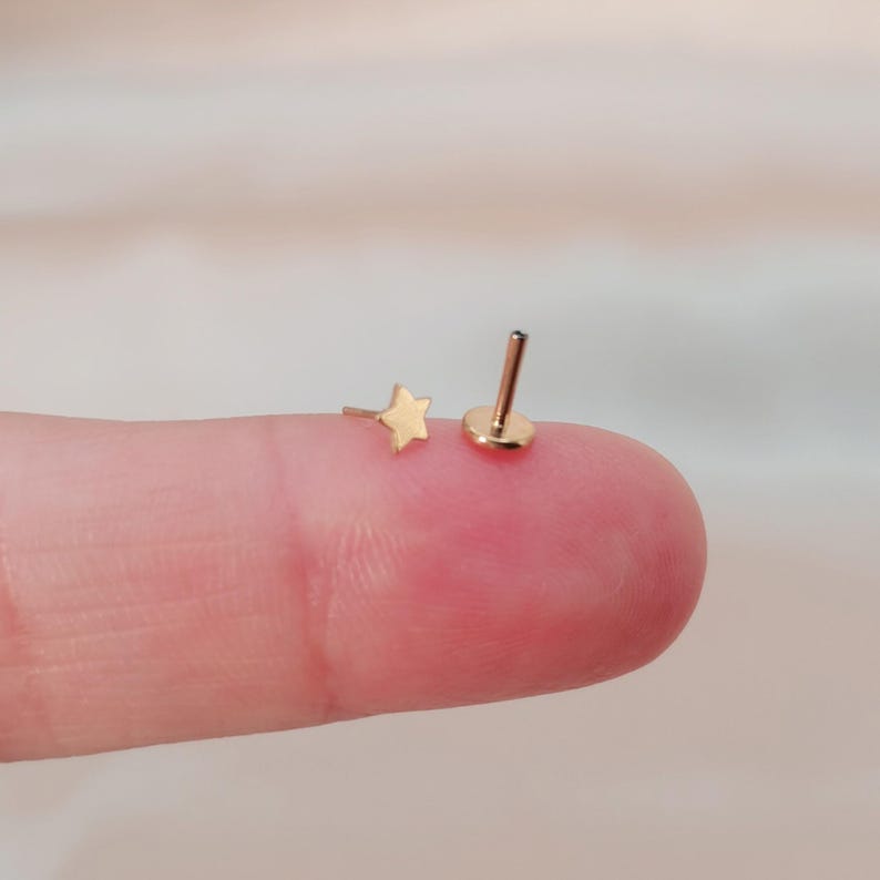 Op de afbeelding: Een paar gouden ster oorbellen. De oorbellen zijn klein en delicaat en perfect voor dagelijks gebruik.