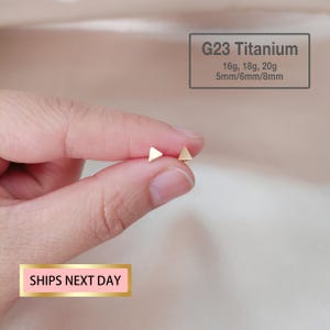 Delicati orecchini a triangolo senza fili con parte posteriore piatta, perno labret in titanio di grado implantare, perno trago, piccolo perno naso triangolare 20G/18G/16G
