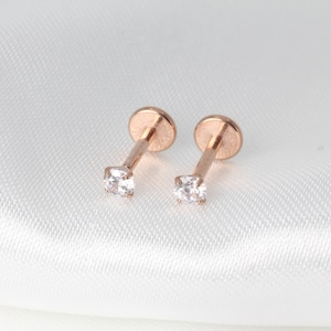Op de afbeelding: Een paar oorbel studs van ros&eacute;goud met heldere zirkonia stenen.