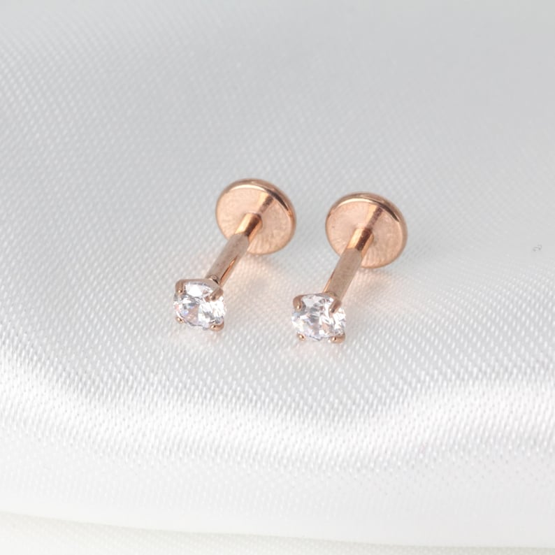 Op de afbeelding: Een paar oorbel studs van ros&eacute;goud met heldere zirkonia stenen.