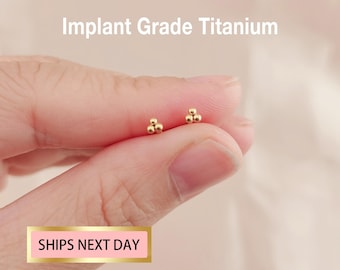Maleńki trójkulkowy bezgwintowy kolczyk wsuwany, tytanowy kolczyk kulkowy, kolczyk do chrząstki, kolczyk z płaskim tyłem, spirala do przodu, malutki złoty kolczyk do nosa