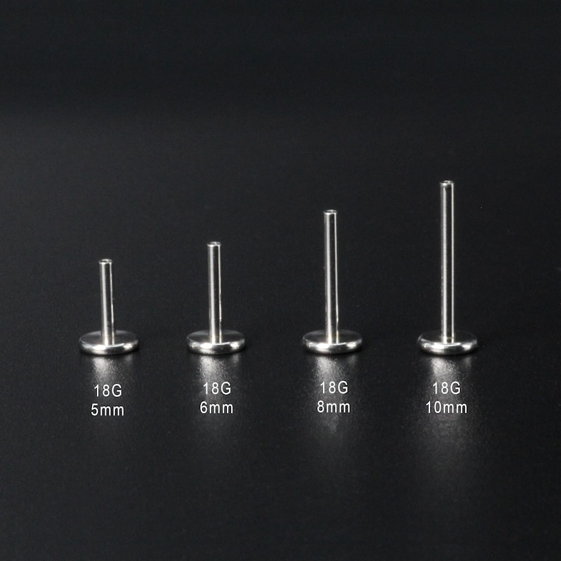 Puede incluir: Cuatro tachuelas de barra de plata con diferentes longitudes: 5 mm, 6 mm, 8 mm y 10 mm. Cada barra es de calibre 18.