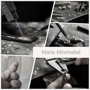 Może przedstawiać: Kolaż proces&oacute;w tworzenia biżuterii. Obrazy przedstawiają jubilera używającego narzędzi takich jak pęseta, palnik i suwmiarka. Tekst "Marie Minimalist" jest wyświetlany na białym banerze. Tematem jest projektowanie i rzemiosło biżuterii.