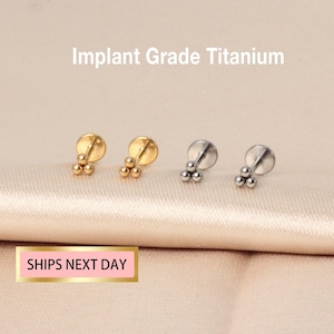 Minuscule labret poussoir sans filetage à trois billes en titane de qualité implantaire 20 g/18 g/16 g/bouton de nez/piercing nez/boutons hélicoïdaux vers l'avant/bouton à dos plat