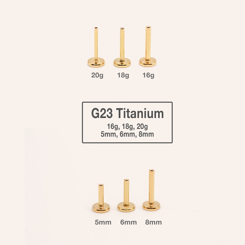 Op de afbeelding: Drie gouden titanium lichaamssieraden in verschillende maten. De maten zijn 16 gauge, 18 gauge en 20 gauge. De lengtes zijn 5 mm, 6 mm en 8 mm. G23 Titanium staat op de afbeelding.
