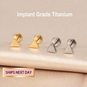 Pequeño pendiente triangular de titanio con pasador, sin rosca, con parte trasera plana, para cartílago, trago, triángulo diminuto, nariz (20/18/16 g)