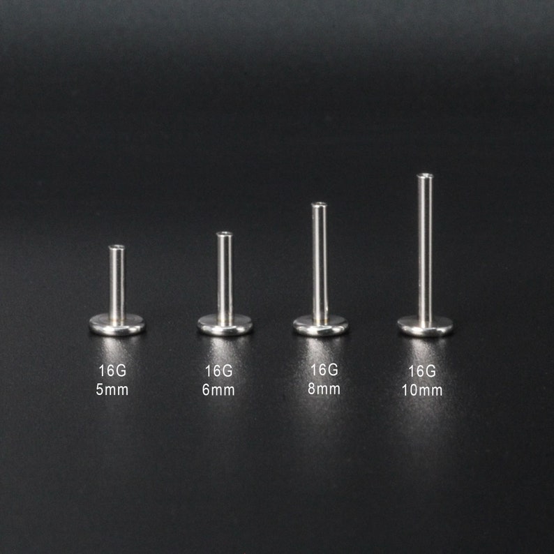 Puede incluir: Cuatro piezas de joyer&iacute;a corporal plateadas de 16G con respaldos planos, que van de 5 mm a 10 mm de longitud.