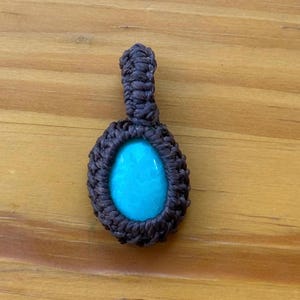 Colgante de macramé turquesa