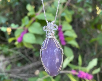 Colgante de plata de ley con alambre enrollado y calcedonia morada