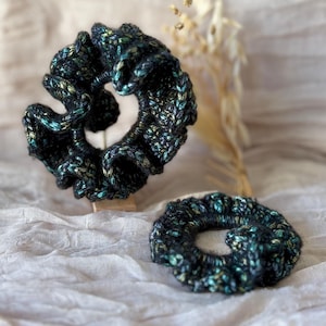 Chouchou crochet fait main – Cadeau fête des mères original – Noir galaxy irisé – Taille S ou XXL – Pièce unique