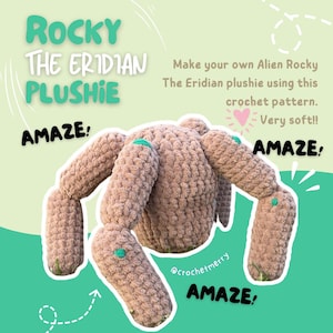Puede incluir: Un peluche alienígena tejido a ganchillo en tonos marrones con detalles verdes. El texto en la imagen dice "Rocky The Eridian Plushie" y "Make your own Alien Rocky The Eridian plushie using this crochet pattern. Very soft!!"