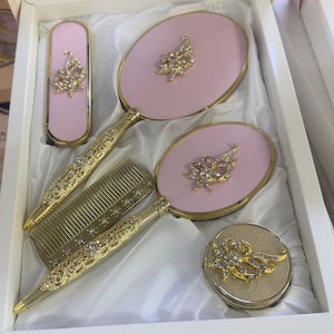 Rosa guldfärgad brudset med sminkbord, spegel och borste i kristallblommor, presentask i satin