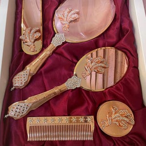 Vintage Gold Floral Vanity Mirror &‎ Hair Brush Set Art Deco Hollywood Glam Vintage Vanity Set: Gold Floral Mirror Tray, Brush, Comb  main image 4