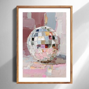 Puede incluir: Pintura al óleo enmarcada de una bola de discoteca con un mosaico de cuadrados espejados. La obra utiliza una paleta de rosas, azules y tonos neutros. La pintura tiene un estilo texturizado e impresionista, evocando movimiento y luz.