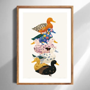 Może przedstawiać: Rustykalny drewniany szyld z napisem "Welcome to our home" w białych literach. Szyld ma postarzaną powierzchnię i prosty, zapraszający design, idealny na werandę lub do wejścia.