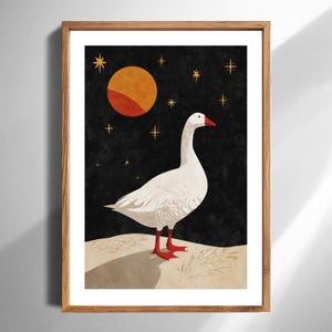 Pode incluir: Impressão artística emoldurada com um ganso branco com pés e bico vermelhos, contra um céu noturno preto com uma grande lua laranja e vermelha e detalhes de estrelas. Estética minimalista e moderna.