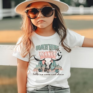Etwas im Orange Kleinkind T-Shirt Trendy Kinder Kleidung Retro Kinder Tshirt Boho Kinder Shirt Bull Skull Shirt Western Crewneck Retro Kleinkind