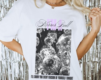 Puede incluir: Camiseta blanca con un gráfico de una bola de discoteca y el texto "Mirror Ball" y "I'll show you every version of yourself tonight".