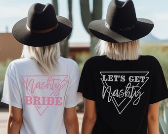 Op de afbeelding: Twee mensen dragen zwarte cowboyhoeden en T-shirts. Het witte T-shirt heeft de tekst "Naughty Bride" in roze letters in een driehoek. Het zwarte T-shirt heeft de tekst "Let's Get Naughty" in witte letters in een driehoek.
