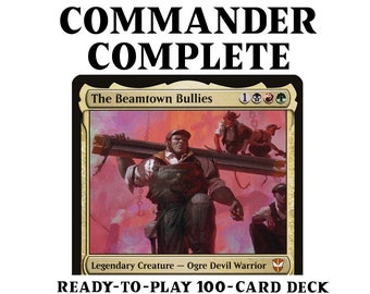 Könnte beinhalten: Ein Commander-Deck mit der Karte The Beamtown Bullies. Die Karte ist eine legendäre Kreatur, ein Oger-Teufelskrieger. Die Karte hat rote, weiße und grüne Manakosten. Die Kartenillustration zeigt einen großen, muskulösen Oger, der einen großen Holzbalken auf seinen Schultern trägt. Die Karte ist Teil eines 100-Karten-Decks.
