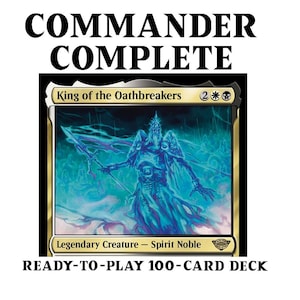 Puede incluir: Una carta azul y blanca de Magic: The Gathering con el título "King of the Oathbreakers". La carta presenta una ilustración azul y blanca de una figura esquelética con una corona y un bastón. La carta forma parte de un mazo de Commander de 100 cartas.