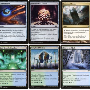 Könnte beinhalten: Eine Sammlung von zehn Magic: The Gathering-Karten, darunter Sol Ring, Arcane Signet, Commander's Sphere, Command Tower, Exotic Orchard, Simic Signet, Simic Growth Chamber, Temple of Mystery, Thornwood Falls und Simic Guildgate.