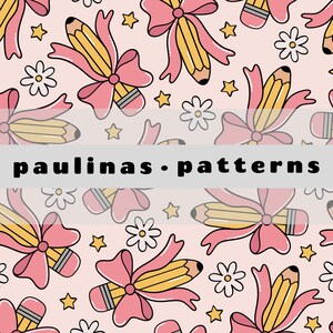 Peut inclure: Motif répétitif de crayons jaunes ornés de nœuds roses, de bandes grises et de gommes roses. Des marguerites blanches et des étoiles jaunes sont dispersées sur un fond rose clair. Le texte "paulinas • patterns" est affiché.