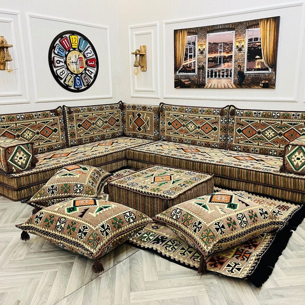 Juego de sofá árabe en forma de L beige de 20 cm de grosor: otomana, alfombra y cojines de suelo.