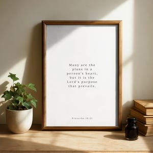 Muchos son los planes en el corazón del hombre / Versículo de Proverbios 19:21 / Descarga digital / PDF