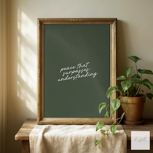 Peut inclure: Une impression d'art murale encadrée présentant un fond vert olive foncé avec le texte cursif blanc "peace that surpasses understanding" centré. Le cadre est en métal doré orné avec un bord décoratif d'inspiration vintage.