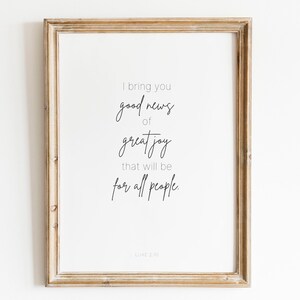 Puede incluir: Una impresión enmarcada con fondo blanco y texto negro que dice "Os traigo buenas nuevas, un gran gozo que será para todos los pueblos. Lucas 2:10"