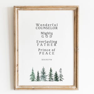 Può includere: Una stampa incorniciata con sfondo bianco e sovrapposizione di testo nero. Il testo recita "Wonderful Counselor, Mighty God, Everlasting Father, Prince of Peace, Isaiah 9:6". La stampa presenta un'illustrazione ad acquerello di una foresta con alberi verdi.