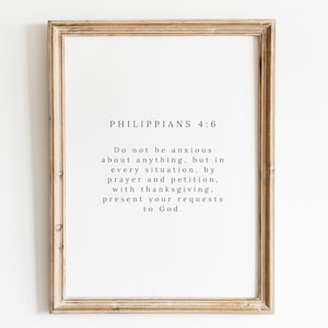 Puede incluir: Una impresión enmarcada con fondo blanco y texto negro. El texto dice "Filipenses 4:6" y "No se inquieten por nada; más bien, en toda ocasión, con oración y ruego, presenten sus peticiones a Dios con acción de gracias."