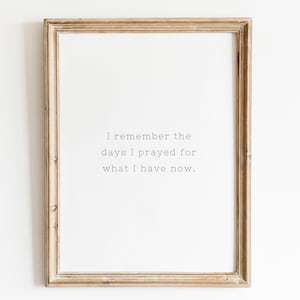 Puede incluir: Una impresión enmarcada con fondo blanco y el texto "Recuerdo los días que recé por lo que tengo ahora."