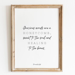 Może przedstawiać: Wydruk w ramie z białym tłem i czarnym tekstem, który brzmi: "Gracious words are a HONEYCOMB, sweet to the soul and HEALING to the bones. Proverbs 16:24"