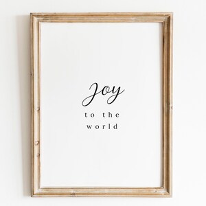 Peut inclure: Une impression encadrée avec le texte "Joy to the world" dans une police simple et élégante.