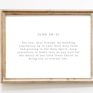 Könnte beinhalten: Ein gerahmter Druck mit weißem Hintergrund und schwarzem Text. Der Text lautet "JUDE 20-21" und ein Bibelvers über das Stärken des eigenen Glaubens und das Beten im Heiligen Geist.