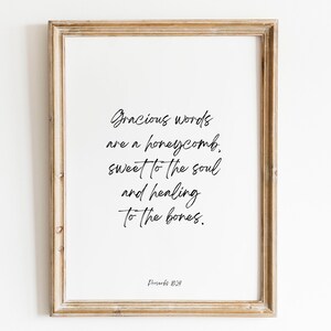 Könnte beinhalten: Ein gerahmter Druck mit weißem Hintergrund und schwarzem Text, der lautet: "Gnädige Worte sind wie Honigwaben, süß für die Seele und heilend für die Knochen. Sprichwörter 16:24"