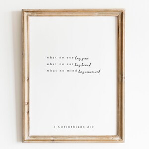 Op de afbeelding: Een ingelijst afdruk met een witte achtergrond en zwarte tekst. De tekst luidt "wat geen oog heeft gezien, wat geen oor heeft gehoord, wat in geen mensenhart is opgekomen". Onderaan de afdruk staat "1 Korintiërs 2:9".