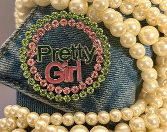Pin de chica guapa (también conocida como Pretty Girl) / Accesorio de esmalte rosa y verde para hermandad / Regalo para hermandad