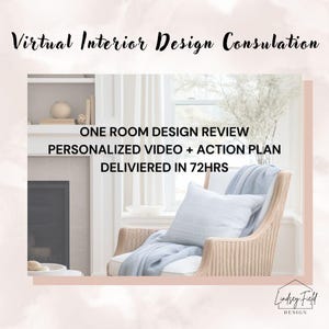 Puede incluir: Imagen que promociona consultas de diseño de interiores virtuales. El texto incluye "Consultoría de Diseño de Interiores Virtual", "Revisión de Diseño de una Habitación" y "Entregado en 72 horas". Se muestra una silla de mimbre con una manta y almohadas azules.