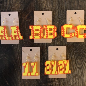 Pendientes personalizados con letras del equipo de softball - Elige tu letra o número
