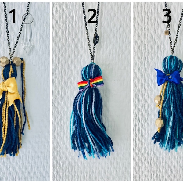 Collier chaîne avec pendentif pompon bleue