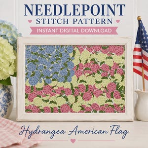 Op de afbeelding: Een digitaal downloadbaar borduurpatroon met een rechthoekig ontwerp van de Amerikaanse vlag, samengesteld uit blauwe, roze en lichtgroene hortensiabloemen. De tekst luidt NEEDLEPOINT STITCH PATTERN INSTANT DIGITAL DOWNLOAD.
