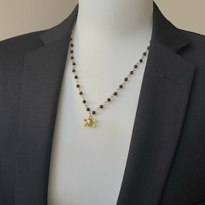 Collier de perles d'onyx plaqué or avec une breloque tête de mort, grunge, vrais cristaux, fait main, cadeau de Noël