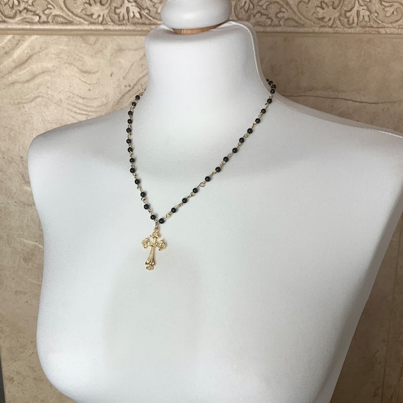 18K Collier massif Plaqué Or avec une Croix dorée, pierres d'onyx, acier inoxydable plaqué or, argent massif plaqué or.