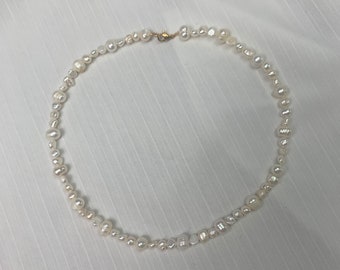 Collier ras de cou de perles d’eau douce | Petit collier de perles naturelles | Forme irrégulière | Collier de perles réglable |